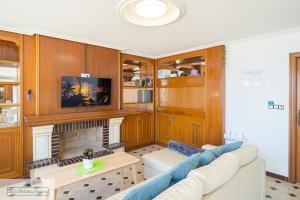 een woonkamer met een bank en een open haard bij Apartment front line Jakarta 1 Sea View in El Campello