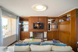 een woonkamer met een bank en een open haard bij Apartment front line Jakarta 1 Sea View in El Campello