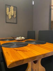 レスタルティットにあるCasa Sobrestany L’Estartitの木製テーブル(上にマット2枚付)