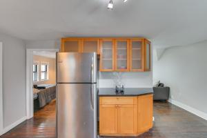 モールデンにあるPet-Friendly Malden Apartment 7 Mi to Boston!のキッチン(ステンレス製の冷蔵庫、木製キャビネット付)