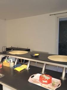 um balcão com duas mesas com comida em Orléans Centre, studio Cosy, avec Options Romantiques et Gourmandises em Orléans