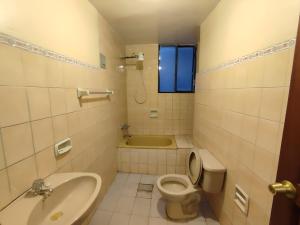 a bathroom with a sink and a toilet and a tub at Departamento como en casa in La Paz