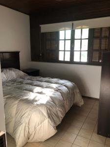 ein großes Bett in einem Schlafzimmer mit Fenster in der Unterkunft Departamento de Gonza in Mendoza