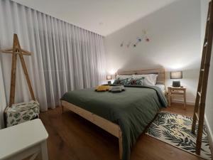 ポンタ・デルガダにあるUrban 41 Guest Houseのベッドルーム1室(ベッド1台、緑の掛け布団付)