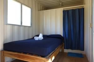 ein kleines Bett in einem Zimmer mit Fenster in der Unterkunft Casa Maya Private rooms seconds away from the beach, 200mbps in San Juan del Sur