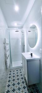a bathroom with a shower and a sink and a mirror at Studio élégant 4 couchages Front de Mer clim Parking privatif Wifi in Nice