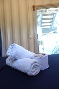 ein weißes Handtuch auf einem Tisch in der Unterkunft Casa Maya Private rooms seconds away from the beach, 200mbps in San Juan del Sur