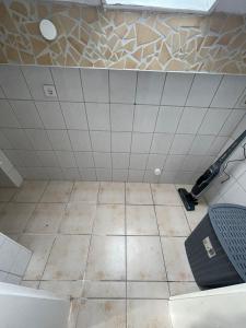 een lege kamer met een tegelmuur en een dweil bij Central Ferienwohnung in Bad Saulgau +6 foto's