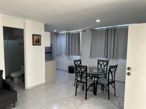 a dining room with a table and chairs and a bathroom at Apto comodo, muy cerca de playa 101 in Mazatlán