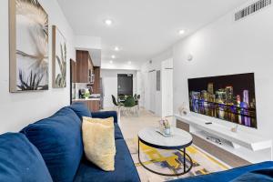 Una televisión o centro de entretenimiento en Charming 3-Bed Mins from Brickell With Free Parking 64 fotos más