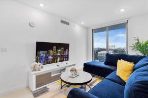 Una televisión o centro de entretenimiento en Charming 3-Bed Mins from Brickell With Free Parking