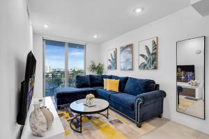 Un lugar para sentarse en Charming 3-Bed Mins from Brickell With Free Parking