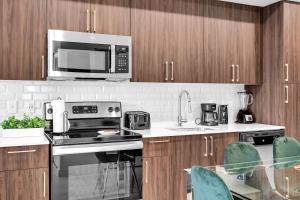 Una cocina o cocineta en Charming 3-Bed Mins from Brickell With Free Parking