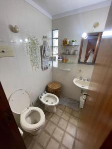 baño con 2 aseos y lavamanos en Semipiso Frente al Mar en San Bernardo