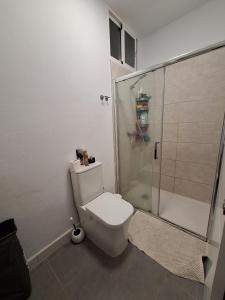 um banheiro com vaso sanitário e chuveiro em habitacion con baño compartido en casa con familia em Santa Cruz de la Palma