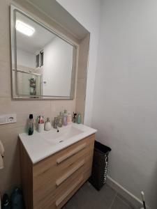 um banheiro com pia branca e espelho em habitacion con baño compartido en casa con familia em Santa Cruz de la Palma