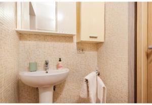W łazience znajduje się biała umywalka i lustro. w obiekcie La Mezzana w mieście Santa Luce