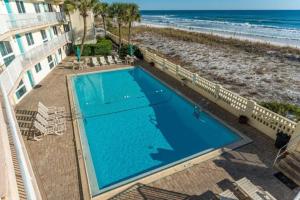 Una vista aérea de una piscina junto a la playa. en Beautiful 2BD right on the beach in Okaloosa Island, en Fort Walton Beach