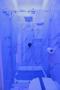 uma casa de banho com uma cabina de duche em vidro e um WC. em B&B Imperial House in Pompei em Scafati