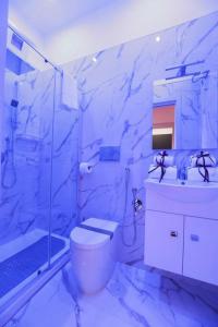 uma casa de banho com um WC, um lavatório e um chuveiro em B&B Imperial House in Pompei em Scafati