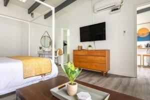 sypialnia z łóżkiem i komodą z telewizorem w obiekcie Stylish Hermosa Pier Getaway plus Free Parking w mieście Hermosa Beach