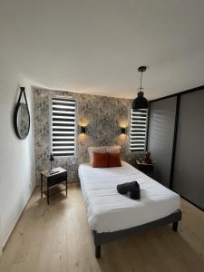 1 Schlafzimmer mit einem großen weißen Bett und 2 Fenstern in der Unterkunft Le Yucca Spa -Campagne-Jacuzzi- 8p - Rêve au Mans 