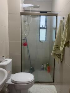uma casa de banho com um chuveiro, um WC e um lavatório. em Apartamento a Beira-Mar - Praia do Francês em Marechal Deodoro