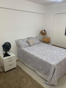 a bedroom with a bed and a white wall at Apartamento a Beira-Mar - Praia do Francês in Marechal Deodoro