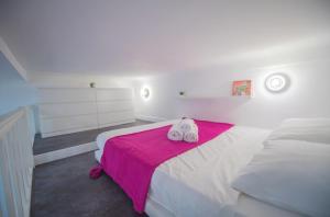 a bedroom with two white beds and a pink blanket at Studio élégant 4 couchages Front de Mer clim Parking privatif Wifi in Nice