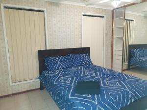 威勒比Affordable and easy access to everything的卧室里有一张床，床铺有蓝白相间的被子