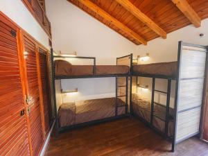 Hostel Falucho客房内的一张或多张床位