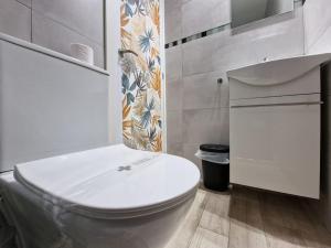 a white bathroom with a toilet and a sink at Mediodia Chica apartamento tipo loft en La Latina in Madrid