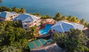 - une vue aérienne sur un complexe avec une piscine dans l'établissement Laru Beya All Inclusive Resort, à Placencia