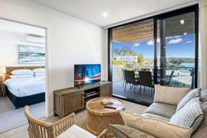 Uma área de estar em 2-Bed with a BBQ and Stunning Batemans Bay Views