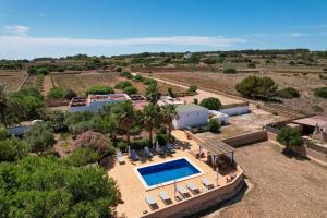 una vista aérea de una villa con piscina en Casa Rural Can Blaiet en La Mola
