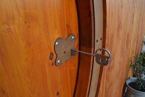 een houten deur met een metalen sluiting erop bij Domaine des Trois Sorciers in Bouxwiller