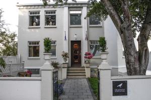 una casa bianca con un cancello e una porta di BG4 Guesthouse ad Akureyri