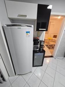 a kitchen with a white refrigerator in a room at DP101 - AP Gigante, 2 Suítes, 2 Quartos, Diferenciado, 250m2, Próximo a Praia Central in Balneário Camboriú