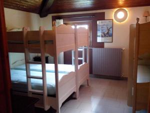 エントラックエにあるLocanda del Sorrisoの二段ベッド2組が備わる客室です。