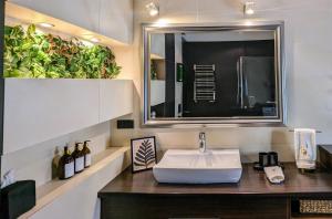 Bilik mandi di Bella Luna Luxury Suites - Chic Residence in Historic Square +25 gambar
