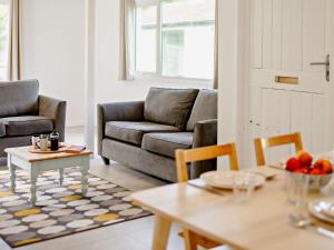 uma sala de estar com um sofá e uma mesa em 2 Bed in Whitsand Bay 88309 em Landrake
