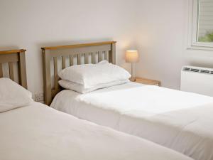 twee bedden naast elkaar in een slaapkamer bij 2 Bed in Whitsand Bay 88309 in Landrake