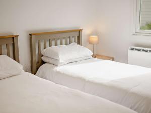 Katil atau katil-katil dalam bilik di 2 Bed in Whitsand Bay 88309