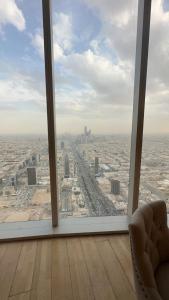 Habitación con vistas a la ciudad desde una ventana en شقة في برج رافال بإطلالة ساحره en Riad