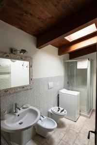 een badkamer met een wastafel en een toilet bij CASA RITELLA in Castellana Grotte