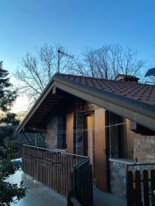 una casa con techo marrón y porche en Casa Rilassa Monte, en Cividale del Friuli