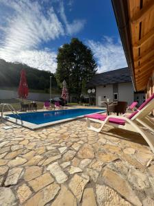 巴尼亞盧卡的住宿－Villa Mali Vuk，一个带椅子和桌子的游泳池