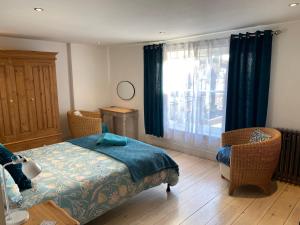 1 dormitorio con cama y ventana en The Old King's Head with free parking en Hastings