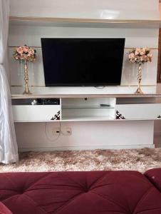 TV a/nebo společenská místnost v ubytování Apartamento com vista para o mar