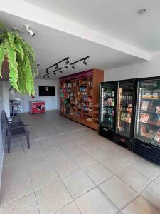 een supermarkt met twee koelkasten in een kamer bij Apartamento com vista para o mar in Vitória